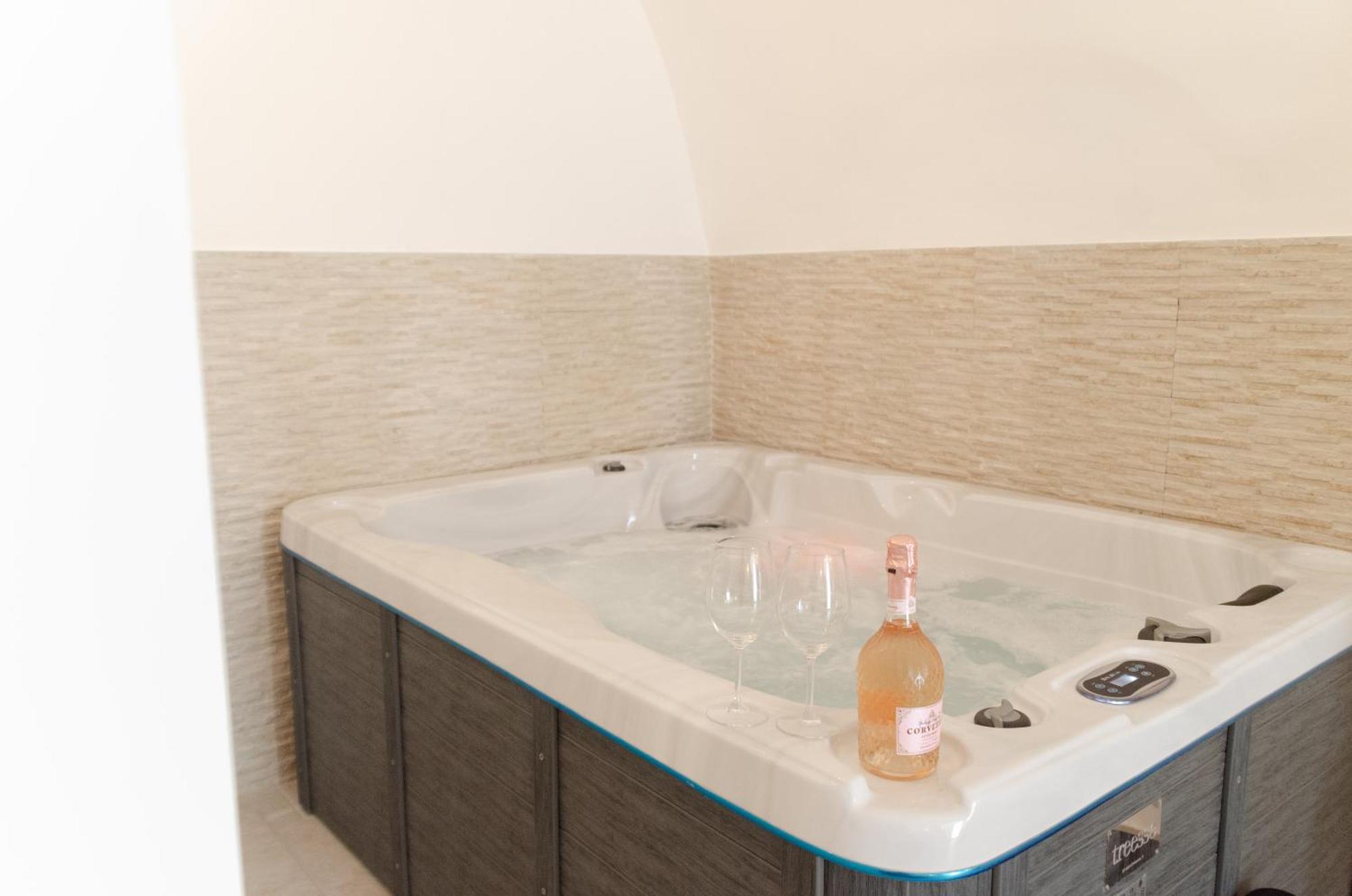 Aca Suite Luxury With Jacuzzi Adelfia 외부 사진