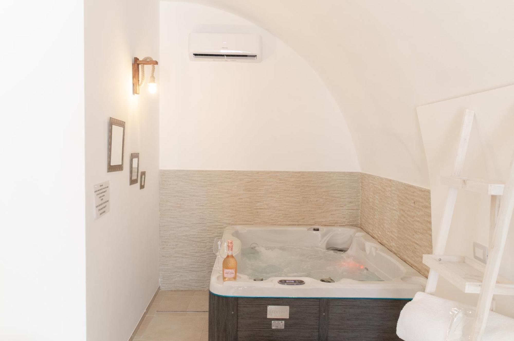 Aca Suite Luxury With Jacuzzi Adelfia 외부 사진