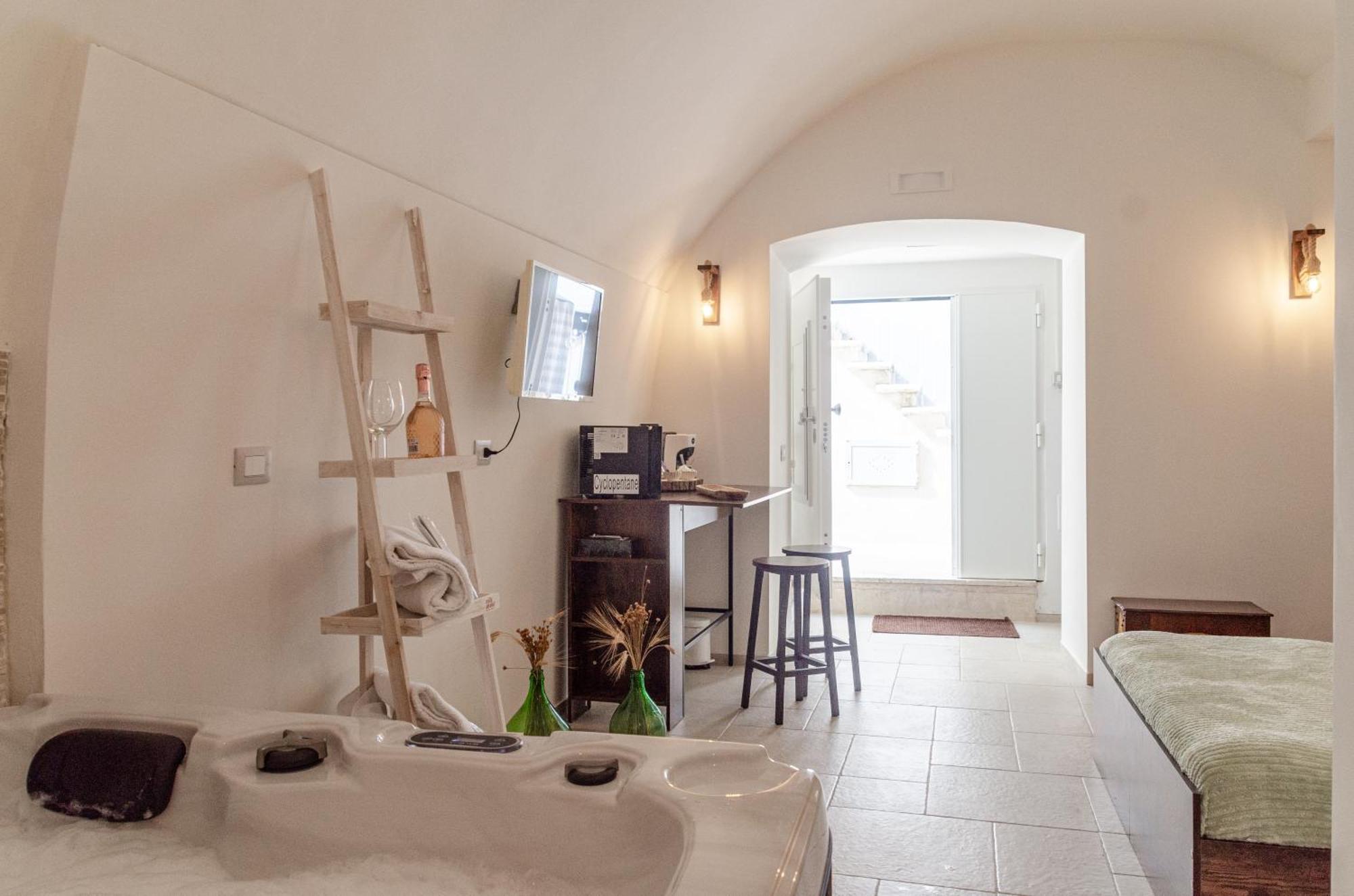 Aca Suite Luxury With Jacuzzi Adelfia 외부 사진